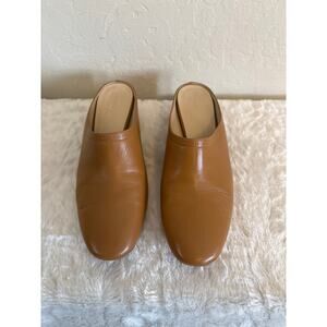Like new everlane leather clogs. Size 7.5